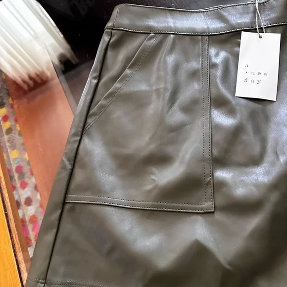 a new day Burgundy Faux Leather Mini Skirt sz XS 4 - Picture 4 of 12
